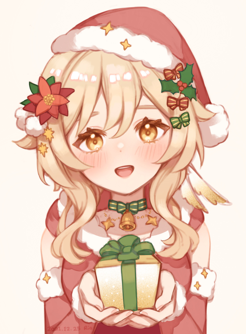 1girl bare_shoulders bell blonde_hair christmas eyelashes feather_hair_ornament feathers flower genshin_impact hair_between_eyes hair_flower hair_ornament hat highres looking_at_viewer lumine_(genshin_impact) mistletoe neck_bell open_mouth ria_(yfvv_ria) santa_hat simple_background white_background yellow_eyes