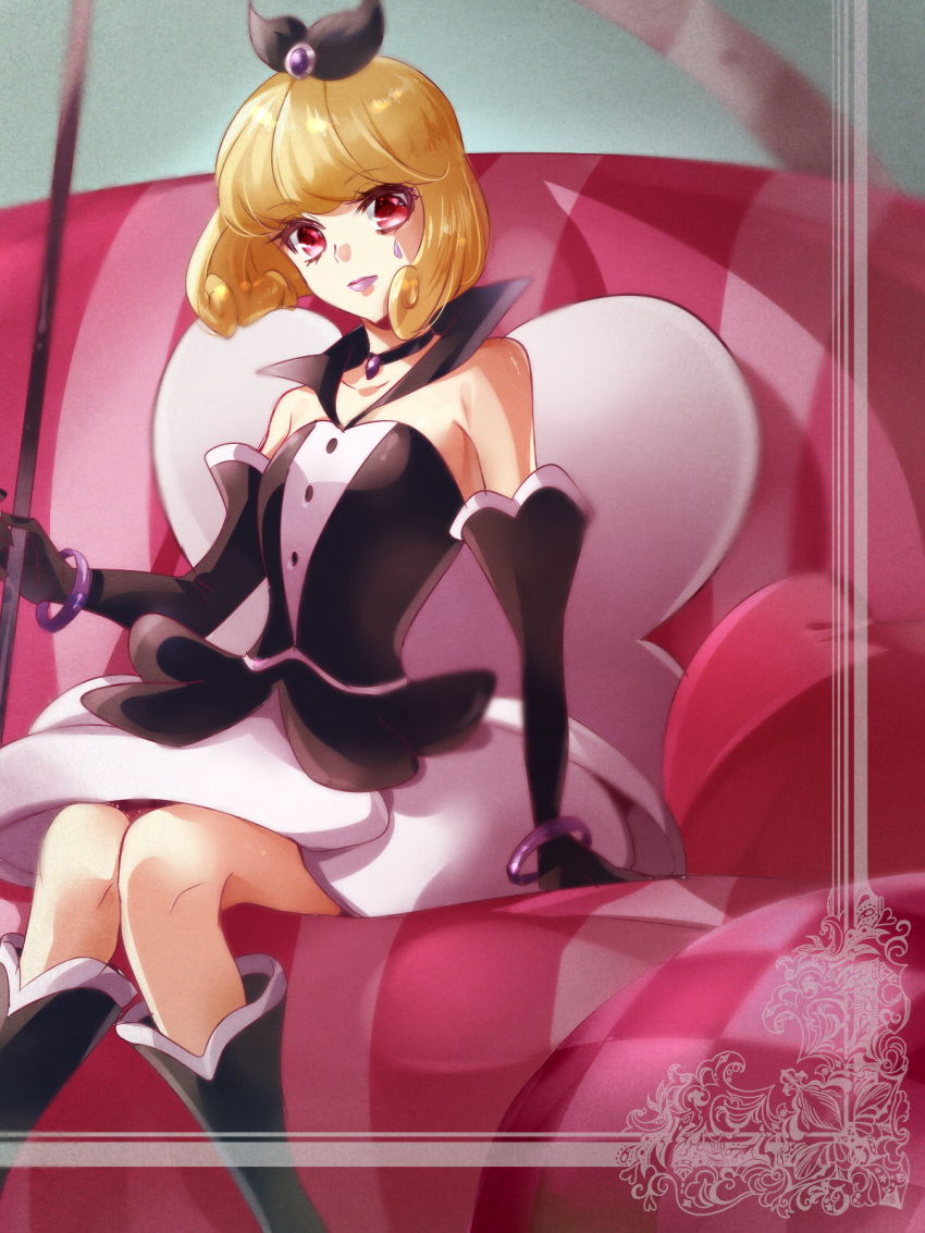 1girl bangs black_bow black_choker black_footwear black_gloves blonde_hair boots bow bracelet choker closed_mouth collarbone elbow_gloves eyebrows_visible_through_hair gloves hair_bow happinesscharge_precure! highres holding jewelry knee_boots looking_at_viewer miniskirt pendant precure purple_lips queen_mirage red_eyes shiny shiny_hair shipu_(gassyumaron) short_hair sitting skirt solo white_skirt