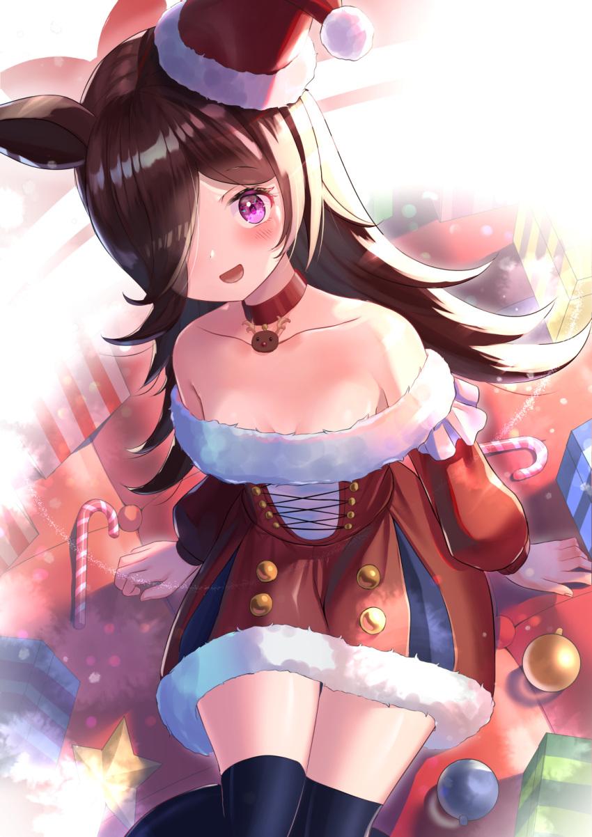 1girl alternate_costume animal_ears black_hair breasts candy candy_cane christmas collar collarbone commentary_request food gift hair_over_one_eye hat highres horse_ears open_mouth rice_shower_(umamusume) santa_costume santa_hat small_breasts thighs umamusume violet_eyes wanderlucia white_background