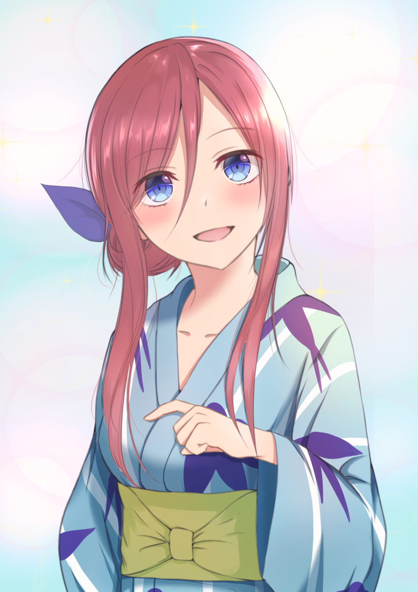 1girl blue_eyes blue_kimono brown_hair collarbone eyebrows_visible_through_hair floral_print go-toubun_no_hanayome hair_ribbon highres japanese_clothes kimono long_hair long_sleeves looking_at_viewer nakano_miku obi pointing ribbon sash smile solo standing tied_hair wide_sleeves yukata yukiunag1