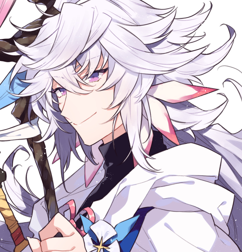 1boy ahoge bangs bishounen center_frills eyebrows eyebrows_visible_through_hair fate/grand_order fate_(series) flower_knot hair_between_eyes hair_ornament highres holding holding_staff holding_weapon hood hood_down hooded_robe long_hair looking_at_viewer male_focus merlin_(fate) multicolored_hair pink_ribbon ribbon robe shigetake_(buroira) simple_background smile solo staff tassel turtleneck two-tone_hair upper_body very_long_hair violet_eyes weapon white_background white_hair white_robe