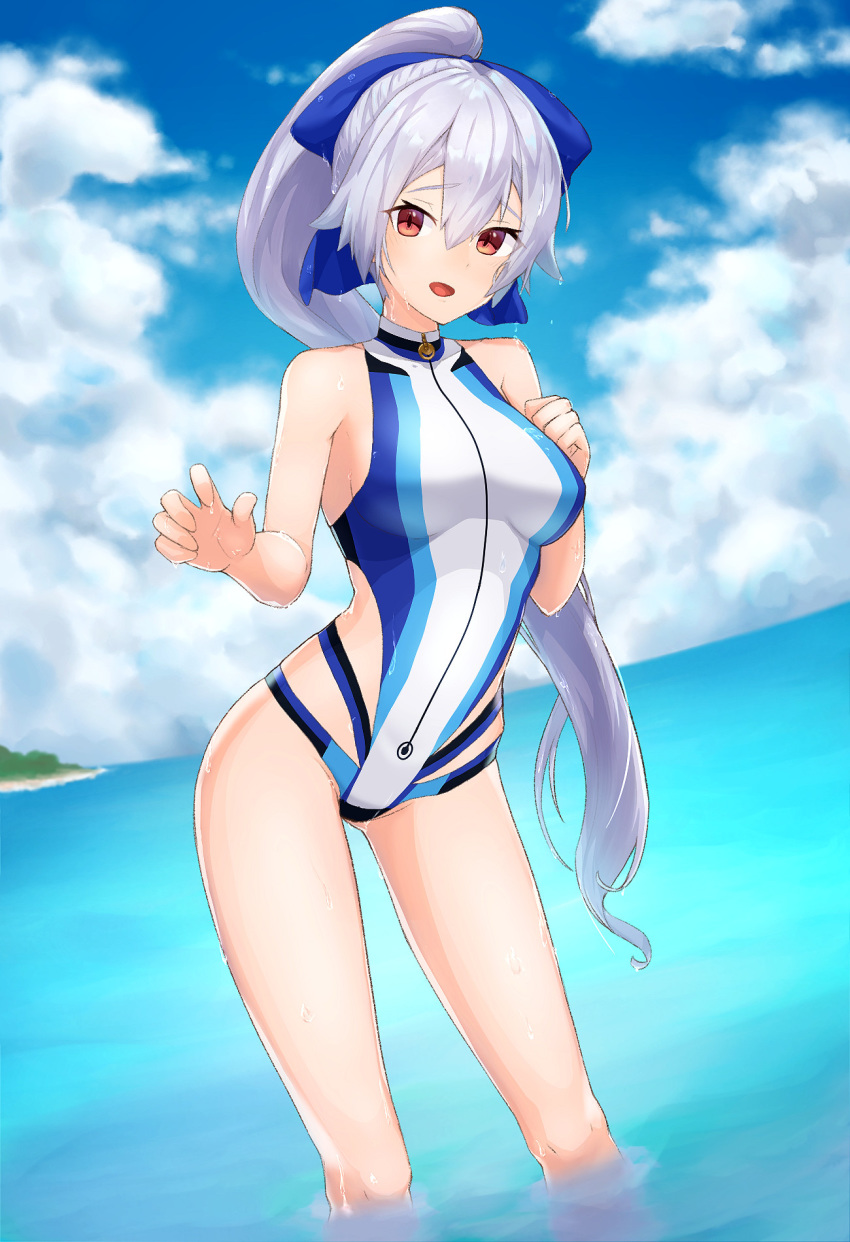 1girl bangs blue_bow blue_sky blue_swimsuit blush bow breasts fate/grand_order fate_(series) hair_between_eyes hair_bow highleg highleg_swimsuit highres knightsaru large_breasts long_hair looking_at_viewer ocean one-piece_swimsuit open_mouth ponytail red_eyes silver_hair sky smile swimsuit thighs tomoe_gozen_(fate/grand_order) tomoe_gozen_(swimsuit_saber)_(fate) two-tone_swimsuit wading white_swimsuit
