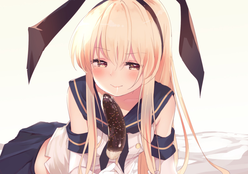 1girl bed bed_sheet blonde_hair blue_sailor_collar blue_skirt blush chocolate_banana closed_mouth collarbone elbow_gloves gloves highres kantai_collection looking_at_viewer lounging miniskirt on_bed sailor_collar saliva saliva_trail sexually_suggestive shimakaze_(kantai_collection) simple_background skirt sleeveless smile solo suwakana white_background white_gloves yellow_eyes