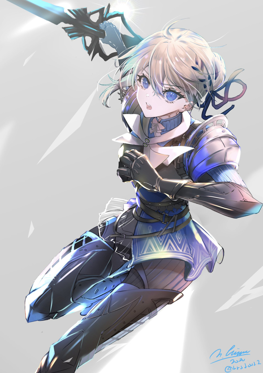 1girl ahoge armor armored_boots blonde_hair blue_dress blue_eyes boots breastplate dress eyebrows_visible_through_hair gauntlets grey_background highres hirose_(10011) holding holding_sword holding_weapon knight looking_at_viewer original shoulder_armor signature solo sword upper_teeth weapon