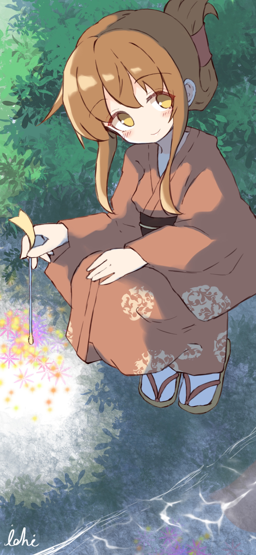 1girl absurdres artist_name blush brown_eyes brown_footwear brown_hair brown_kimono closed_mouth commentary_request day fireworks folded_ponytail full_body highres holding ichi inazuma_(kantai_collection) japanese_clothes kantai_collection kimono long_sleeves looking_at_viewer outdoors senkou_hanabi sidelocks signature smile socks solo sparkler squatting tabi water white_legwear wide_sleeves zouri