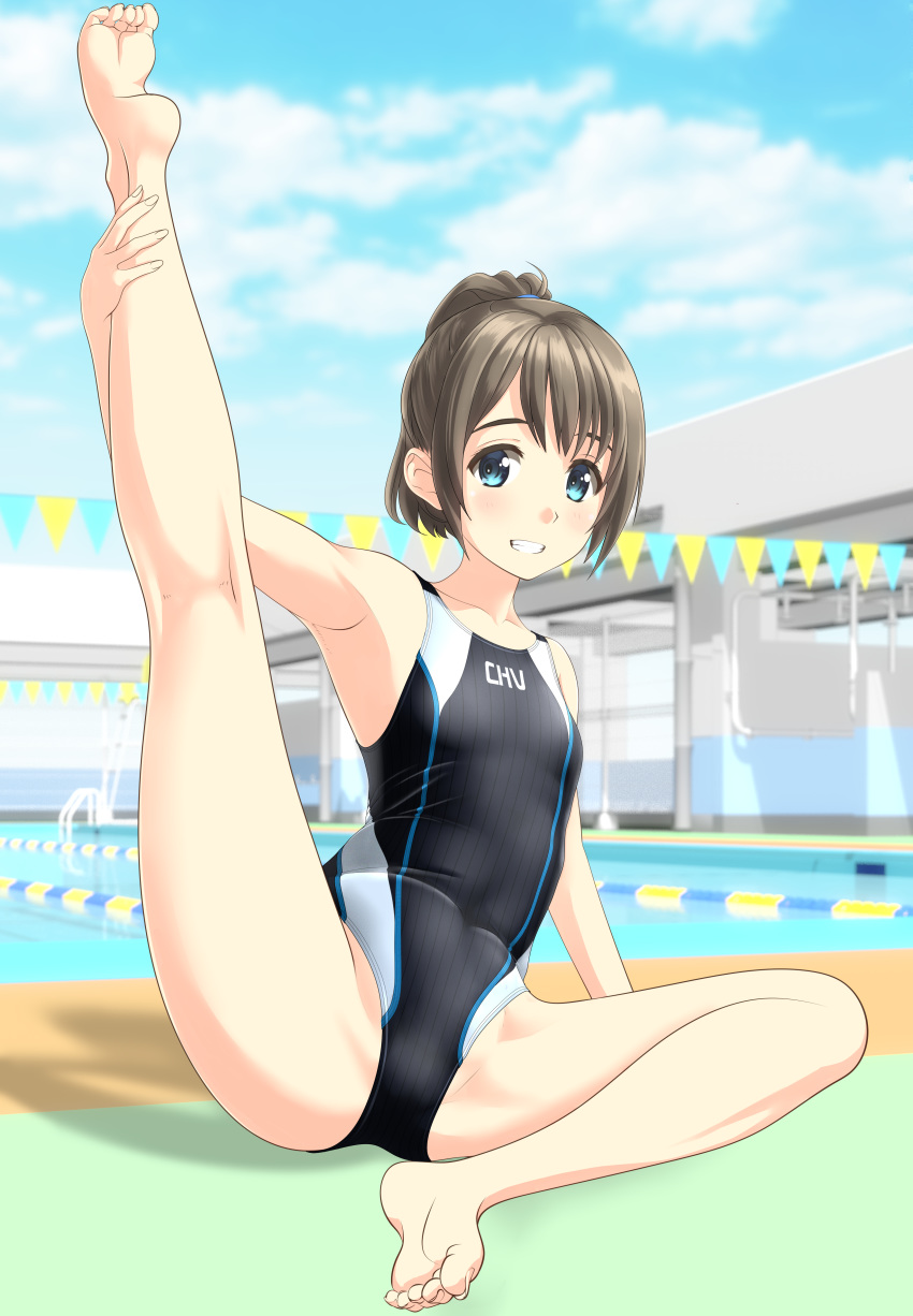 1girl absurdres barefoot black_hair black_swimsuit blue_sky breasts clouds commentary_request competition_swimsuit covered_navel day green_eyes grin highres leg_up looking_at_viewer one-piece_swimsuit original outdoors ponytail pool short_hair sky small_breasts smile soles solo spread_legs stretch string_of_flags swimsuit takafumi