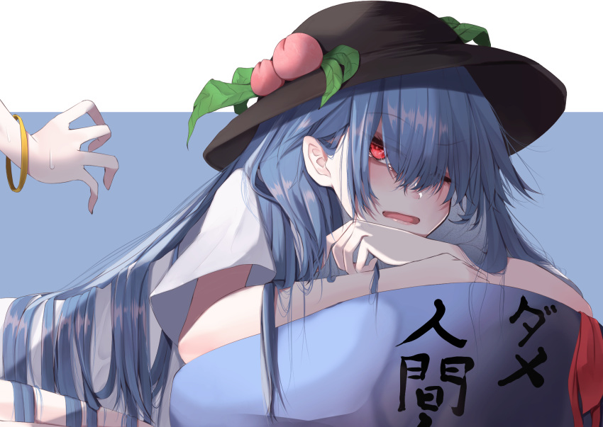 2girls bangle bangs black_headwear blue_hair blush bracelet commentary_request fall_dommmmmer food fruit hair_between_eyes hat highres hinanawi_tenshi jewelry leaf long_hair multiple_girls one_eye_closed open_mouth peach red_eyes short_sleeves sweat tongue touhou translation_request very_long_hair yorigami_shion