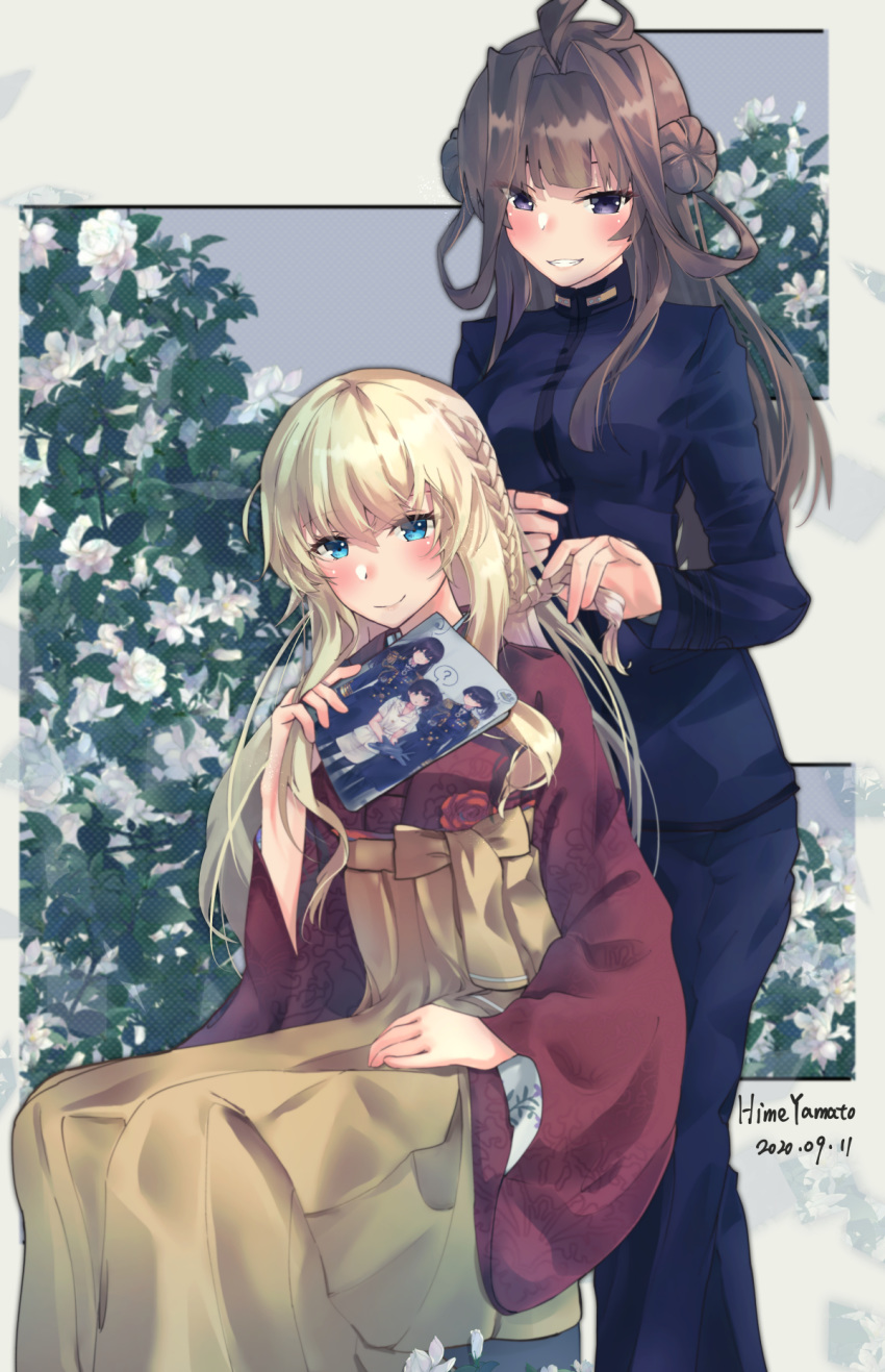 2girls ahoge alternate_costume blonde_hair blue_eyes blue_pants blue_shirt braiding_hair brown_hair double_bun hairdressing hakama highres himeyamato holding_picture japanese_clothes kantai_collection kimono kongou_(kantai_collection) long_hair long_sleeves multiple_girls pants picture_(object) red_kimono shirt sitting standing violet_eyes warspite_(kantai_collection) wide_sleeves yellow_hakama