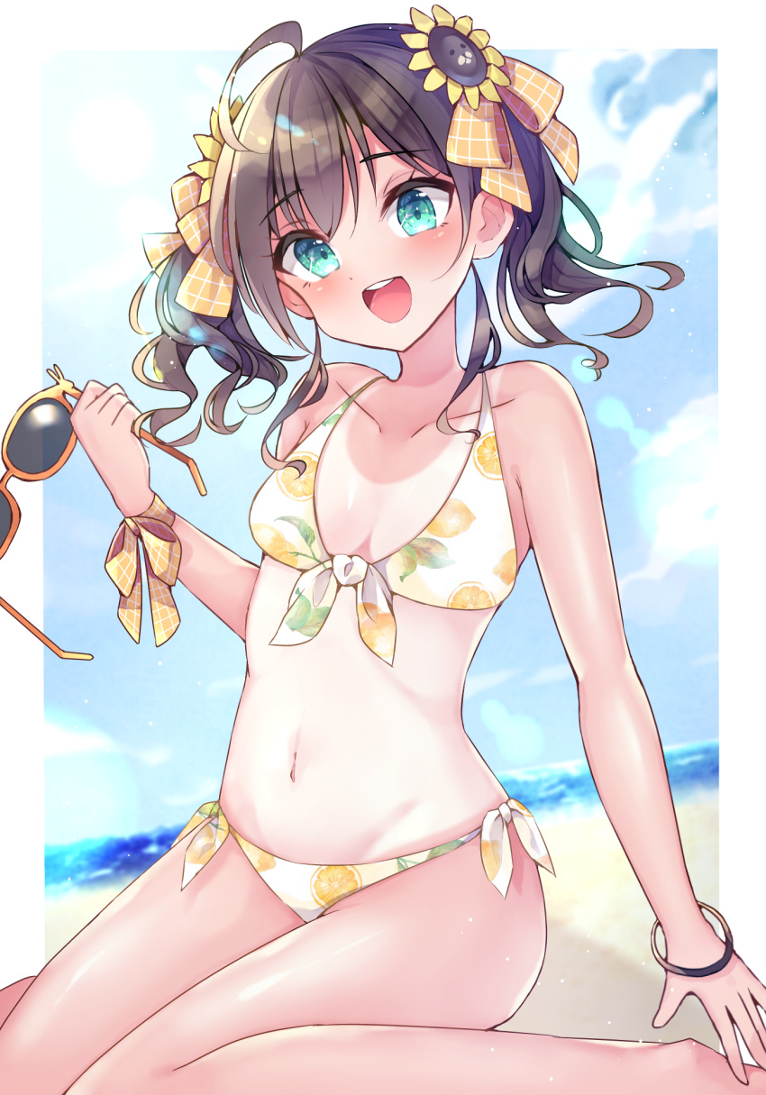 1girl ahoge aqua_eyes bangs bare_legs bare_shoulders beach bikini blue_sky bracelet breasts brown_hair clouds collarbone commentary day eyebrows_visible_through_hair flower front-tie_bikini front-tie_top hair_flower hair_ornament hair_ribbon highres holding holding_eyewear hololive jewelry lemon_print looking_at_viewer nanairo_madani natsuiro_matsuri navel ocean open_mouth outdoors plaid plaid_ribbon ribbon sand short_hair side-tie_bikini side_ponytail sidelocks sitting sky small_breasts smile solo stomach sunflower_hair_ornament sunglasses sunlight swimsuit tan tanline upper_teeth virtual_youtuber wariza water wrist_ribbon yellow_ribbon