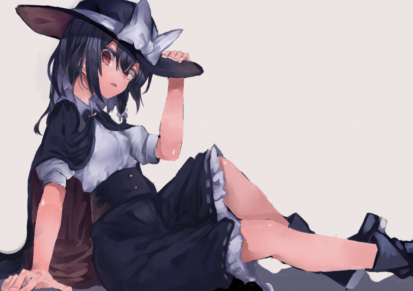 1girl absurdres arm_support bangs beige_background black_cape black_hair black_headwear black_skirt blouse bow breasts brown_cape cape commentary_request fedora frilled_skirt frills from_side hair_between_eyes hair_bow hand_on_headwear hand_up hat hat_bow high-waist_skirt highres knee_up looking_at_viewer looking_to_the_side medium_hair murayo orange_eyes parted_lips puffy_short_sleeves puffy_sleeves red_eyes ribbon ribbon-trimmed_skirt ribbon_trim shirt short_sleeves sidelocks simple_background sitting skirt small_breasts solo touhou two-sided_cape two-sided_fabric usami_renko white_blouse white_bow white_ribbon white_shirt