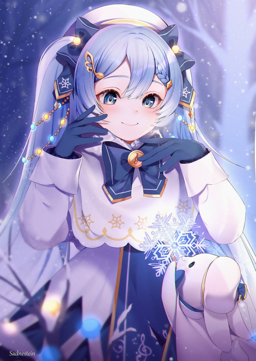1girl 1other absurdres beret blue_bow blue_gloves blue_tabard bow braid capelet christmas_lights commentary dress fur-trimmed_capelet fur_trim gloves gold_trim hair_bow hair_ornament hairclip hand_on_own_chest hat hatsune_miku highres holding lifting light_blue_eyes light_blue_hair long_hair looking_at_another musical_note_hair_ornament outdoors rabbit rabbit_yukine sadnestein smile snowflake_print snowflakes snowing tabard treble_clef tree twintails upper_body very_long_hair vocaloid white_capelet white_dress white_headwear yuki_miku yuki_miku_(2021)