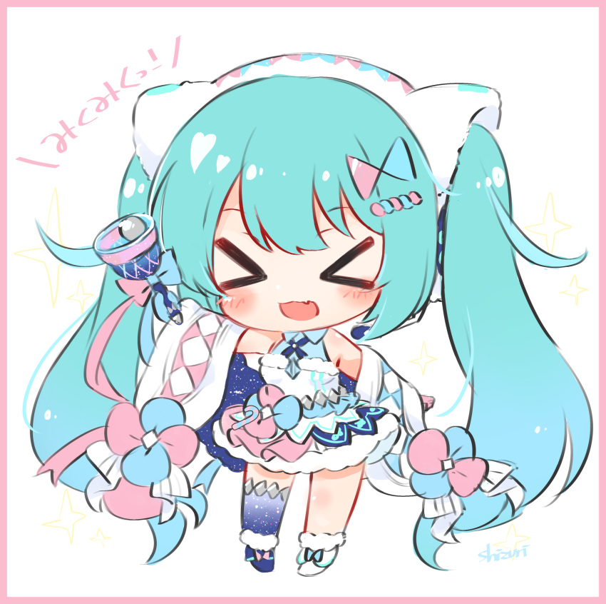 &gt;_&lt; 1girl aqua_hair bare_shoulders bell blue_legwear blush boots chibi closed_eyes detached_sleeves dress facing_viewer fang full_body fur-trimmed_boots fur-trimmed_dress fur-trimmed_sleeves fur_trim hairband hatsune_miku highres holding holding_bell long_hair magical_mirai_(vocaloid) open_mouth single_thighhigh skin_fang smile solo standing thigh-highs translated twintails very_long_hair vocaloid white_background white_dress wide_sleeves yukine