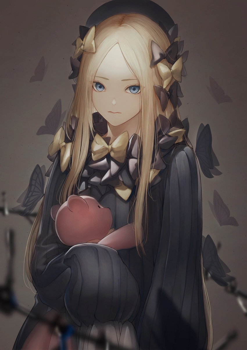 1girl abigail_williams_(fate/grand_order) animal bangs black_bow black_dress black_headwear blonde_hair blue_eyes blurry blurry_foreground bow bug butterfly closed_mouth commentary_request depth_of_field dress fate/grand_order fate_(series) forehead grey_background hair_bow hat highres insect key long_hair long_sleeves looking_at_viewer marumoru object_hug orange_bow parted_bangs sleeves_past_fingers sleeves_past_wrists solo stuffed_animal stuffed_toy teddy_bear upper_body very_long_hair