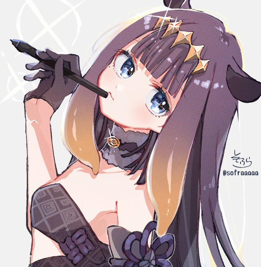 1girl arm_up bangs bare_shoulders black_dress black_gloves blue_eyes breasts brown_hair closed_mouth collarbone commentary_request dress eyebrows_visible_through_hair glint gloves gradient_hair grey_background half_gloves head_tilt headpiece highres holding holding_stylus hololive hololive_english long_hair looking_at_viewer looking_to_the_side multicolored_hair ninomae_ina'nis purple_hair sidelocks signature simple_background small_breasts sofra solo strapless strapless_dress stylus twitter_username virtual_youtuber