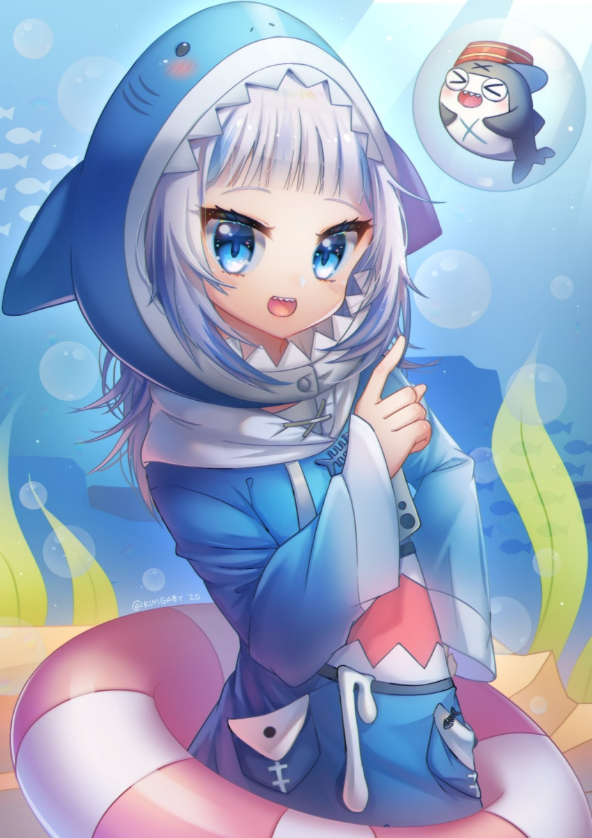 &gt;_&lt; 1girl :d artist_name bloop_(gawr_gura) blue_eyes blue_hair blush bubble commentary_request fish gawr_gura hat highres hololive hololive_english hood kimgaby looking_at_viewer multicolored_hair open_mouth plant pointing shark sharp_teeth silhouette sleeves_past_wrists smile teeth twitter_username two-tone_hair underwater virtual_youtuber