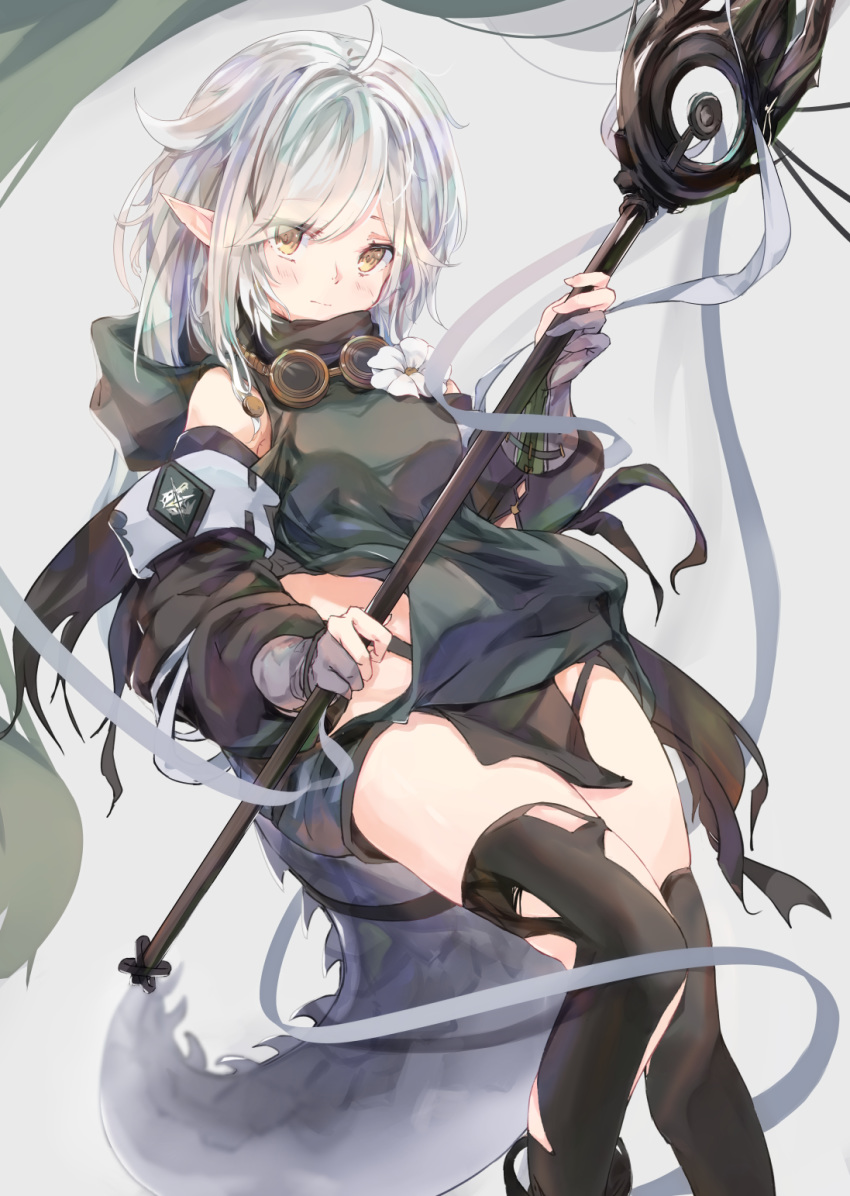 1girl ahoge arknights bare_shoulders black_legwear crocodilian_tail detached_sleeves dress goggles goggles_around_neck green_dress highres holding holding_staff koomoi large_tail long_hair long_sleeves looking_at_viewer pelvic_curtain pointy_ears puffy_sleeves sidelocks silver_hair smile solo staff tail thigh-highs thighs tomimi_(arknights) yellow_eyes