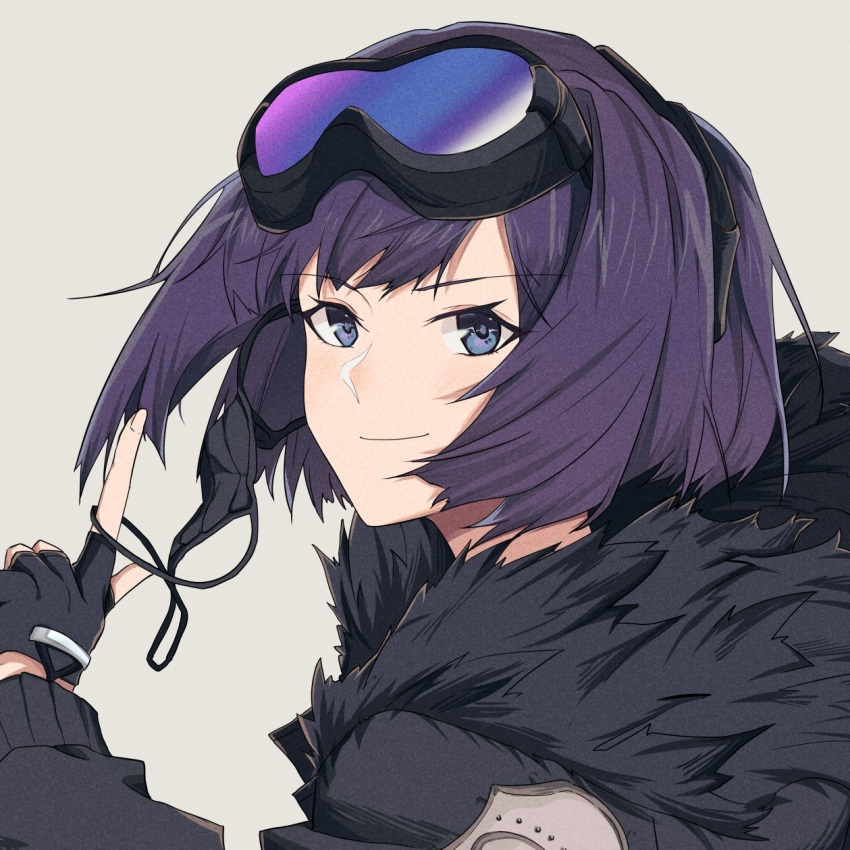 1girl andreana_(arknights) arknights bangs black_gloves black_jacket blue_eyes character_name commentary eyebrows_visible_through_hair fingerless_gloves fur-trimmed_jacket fur_trim gloves goggles goggles_on_head grey_background hand_up highres index_finger_raised jacket long_sleeves looking_at_viewer pokarii_zuu purple_hair short_hair simple_background smile solo upper_body