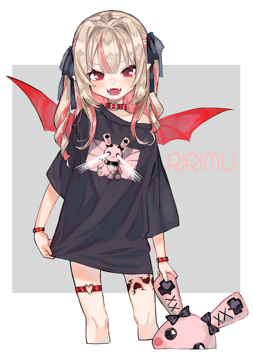 1girl absurdres arms_at_sides bangs bat_wings black_shirt blonde_hair blush bracelet collar collarbone commentary_request cowboy_shot cropped_legs demon_wings dog_collar fangs grey_background heart heart_tattoo highres holding holding_stuffed_toy jewelry long_hair looking_at_viewer makaino_ririmu me_ji_v multicolored_hair nijisanji o-ring off_shoulder open_mouth pointy_ears red_collar red_eyes redhead shirt shirt_pull short_sleeves single_bare_shoulder smile solo standing streaked_hair stuffed_animal stuffed_bunny stuffed_toy tattoo thigh_strap two-tone_background white_background wing_tattoo wings