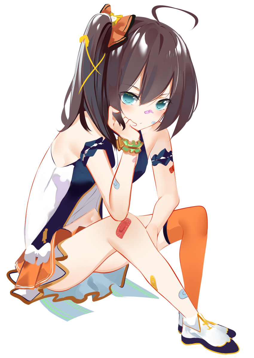 1girl absurdres ahoge aqua_eyes armband asymmetrical_legwear bandages bandaid bandaid_on_arm bandaid_on_face bandaid_on_knee bandaid_on_leg blush breasts brown_hair closed_mouth commentary_request hair_ribbon highres hololive knees_up looking_at_viewer midriff miniskirt natsuiro_matsuri navel orange_legwear orange_ribbon orange_skirt pout ribbon side_ponytail simple_background single_thighhigh sitting skirt sleeveless small_breasts solo thigh-highs virtual_youtuber white_background zeppeki_shoujo