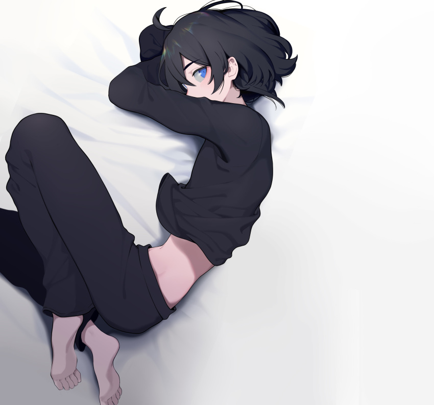 1boy absurdres ahoge bangs barefoot bed_sheet black_hair black_pants black_shirt blue_eyes commentary_request covered_mouth from_above full_body hair_between_eyes highres indie_virtual_youtuber kushizaki_(vtuber) long_sleeves looking_at_viewer lying male_focus midriff on_side otoko_no_ko pants shirt short_hair solo st_(youx1119) virtual_youtuber