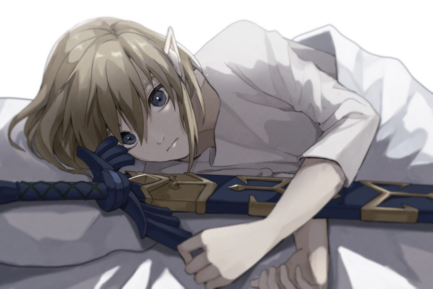 1boy bangs blonde_hair blue_eyes closed_mouth commentary_request expressionless hair_between_eyes head_rest holding holding_sword holding_weapon link long_sleeves looking_at_viewer lying male_focus master_sword on_side pointy_ears shirt short_hair solo sword tete_tuyuten the_legend_of_zelda upper_body weapon white_background white_shirt