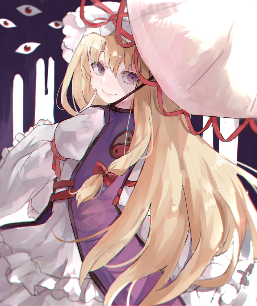 1girl absurdres arm_garter arm_ribbon bangs blonde_hair chromatic_aberration commentary dress dripping finger_to_cheek frilled_dress frills from_behind gap_(touhou) hat hat_ribbon highres holding holding_umbrella juliet_sleeves kani_nyan layered_dress long_hair long_sleeves looking_at_viewer looking_back mob_cap parasol puffy_sleeves red_eyes red_ribbon ribbon sidelocks smile solo tabard touhou umbrella very_long_hair violet_eyes white_dress white_headwear wide_sleeves yakumo_yukari