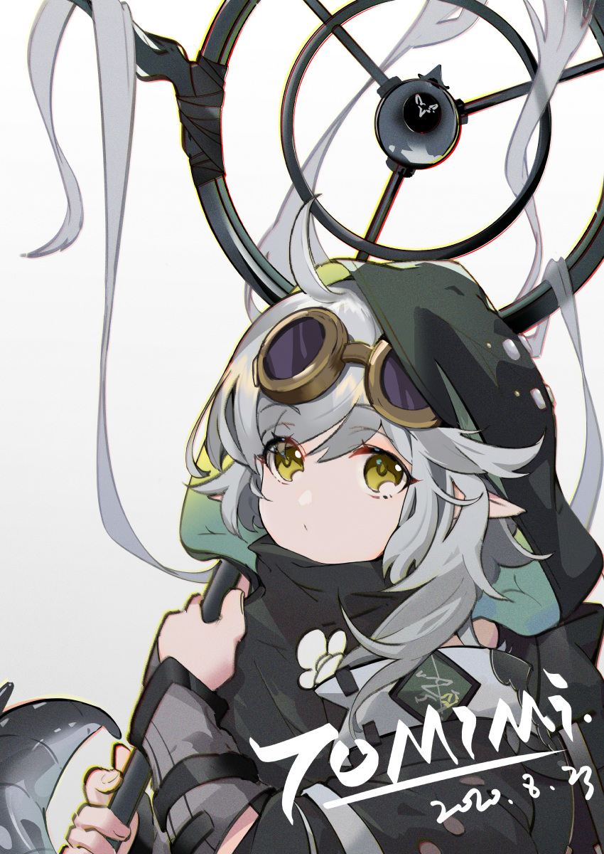 1girl absurdres ahoge arknights bangs character_name dated eyebrows_visible_through_hair goggles goggles_on_head grey_background highres holding holding_staff hood long_hair pointy_ears siguma_(13238772100) silver_hair solo staff tail tomimi_(arknights) upper_body yellow_eyes