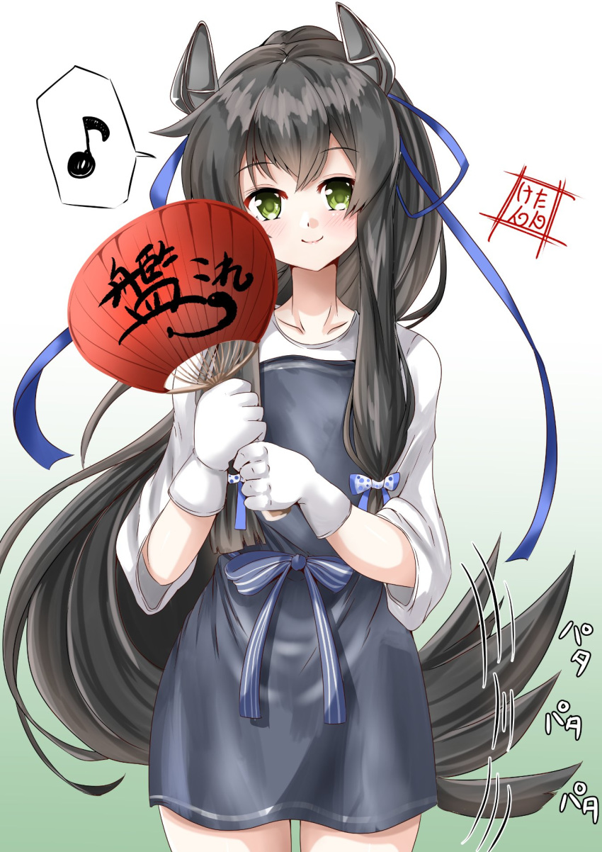 1girl apron artist_logo black_hair blue_apron commentary_request cowboy_shot dog_tail eighth_note gloves gradient gradient_background green_background green_eyes hair_ribbon headgear highres i-47_(kantai_collection) kantai_collection kentan_(kingtaiki) long_hair looking_at_viewer low-tied_long_hair musical_note official_alternate_costume ponytail ribbon shirt sidelocks smile solo spoken_musical_note tail tail_wagging tress_ribbon white_background white_gloves white_shirt