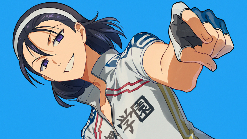 1boy bike_jersey black_hair blue_background commentary_request dutch_angle fingerless_gloves gloves grin hair_between_eyes hairband highres looking_at_viewer male_focus medium_hair multicolored multicolored_clothes multicolored_gloves pointing pointing_at_viewer sayshownen simple_background smile solo sportswear toudou_jinpachi twitter_username violet_eyes watermark white_hairband yowamushi_pedal