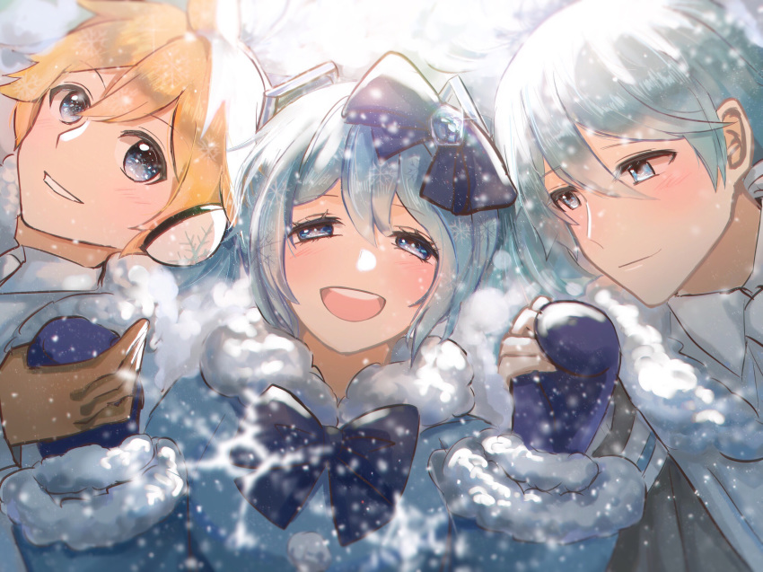 1girl 2boys blonde_hair blue_bow blue_coat blue_eyes blue_mittens blue_neckwear bow bowtie boy_sandwich coat commentary fur-trimmed_coat fur_trim gem grin hair_bow half-closed_eyes hands_up hatsune_miku headphones highres kagamine_len kaito libertyp39 light_blue_hair looking_at_another looking_at_viewer lying mittens multiple_boys on_back open_mouth sandwiched smile snow snowflake_print snowing sparkle spiky_hair vocaloid yuki_kaito yuki_len yuki_miku yuki_miku_(2012)