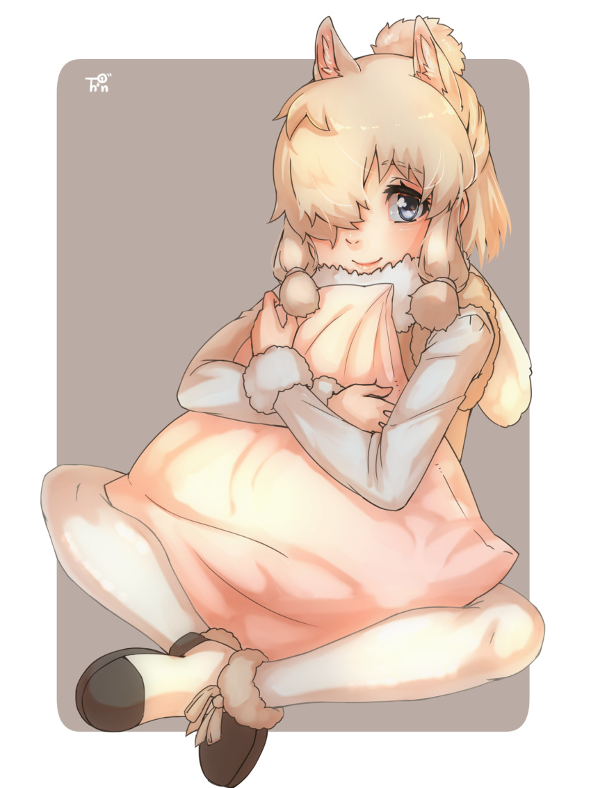 1girl alpaca_ears alpaca_suri_(kemono_friends) animal_ear_fluff animal_ears bangs blonde_hair blue_eyes commentary_request extra_ears eyebrows_visible_through_hair full_body fur-trimmed_sleeves fur_collar fur_trim grey_background hair_over_one_eye highres kemono_friends long_sleeves looking_at_viewer pantyhose pillow pillow_hug ponytail short_hair simple_background sitting smile solo thin_(suzuneya) white_legwear