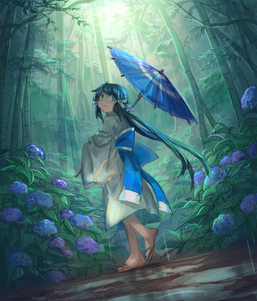 1girl bamboo bamboo_forest blue_sash blue_umbrella flower forest from_behind grey_kimono highres holding holding_umbrella hydrangea japanese_clothes kimono looking_at_viewer looking_back nature obi oriental_umbrella original parted_lips purple_flower rain sandals sash scenery shichigatsu solo standing umbrella yayoi_(shichigatsu)