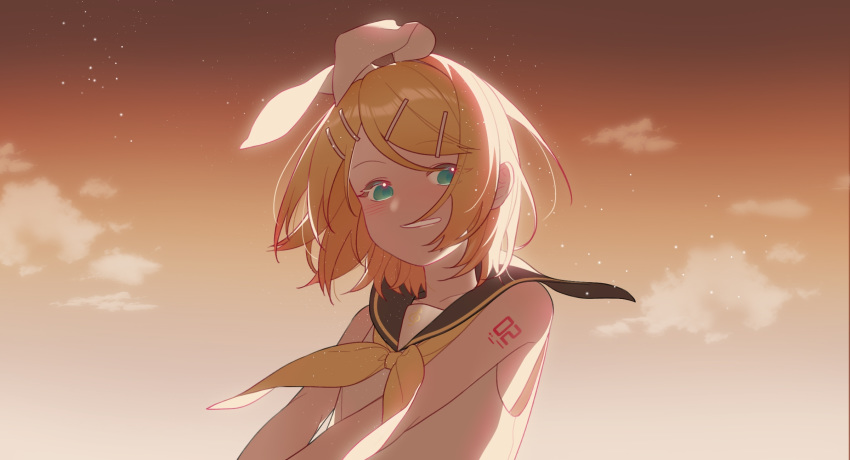 1girl bare_arms bare_shoulders blonde_hair bloom blue_eyes bow clouds grin hair_bow hair_ornament hairclip highres hui_yan kagamine_rin looking_at_viewer number_tattoo orange_sky sailor_collar shirt short_hair shoulder_tattoo sky sleeveless sleeveless_shirt smile star_(sky) starry_sky sunset tattoo treble_clef twilight vocaloid