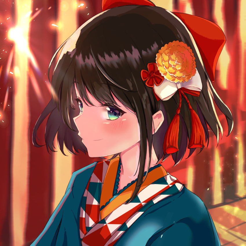 1girl absurdres alternate_costume backlighting bangs blue_kimono blush bow brown_hair closed_mouth commentary evening flower from_side green_eyes hair_bow hair_flower hair_ornament highres hololive japanese_clothes kanzashi kimono light_rays looking_at_viewer mihanada_kasumi official_alternate_costume oozora_subaru red_bow short_hair smile solo standing sunbeam sunlight upper_body virtual_youtuber