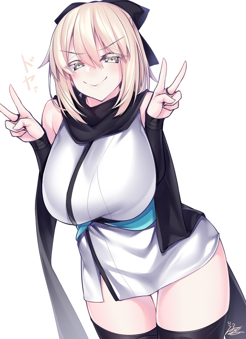 1girl arm_guards bangs bare_shoulders black_bow black_legwear black_scarf blonde_hair blush bow breasts closed_mouth double_v fate/grand_order fate_(series) grey_eyes highres japanese_clothes kimono koha-ace large_breasts looking_at_viewer okita_souji_(fate) okita_souji_(fate)_(all) sash scarf short_hair short_kimono simple_background sleeveless sleeveless_kimono smile thigh-highs thighs v watosu white_background white_kimono