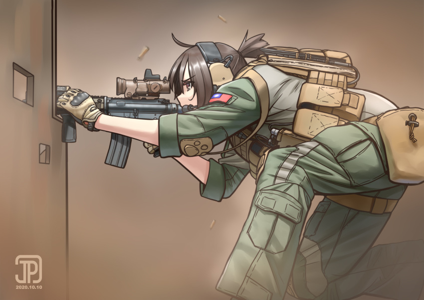 1girl ahoge aiming artist_logo assault_rifle brown_background brown_eyes brown_hair cargo_pants dated feet_out_of_frame green_jumpsuit green_pants gun headset jpc jumpsuit load_bearing_vest m4_carbine one_knee original pants ponytail radio republic_of_china_flag rifle sleeves_rolled_up solo weapon