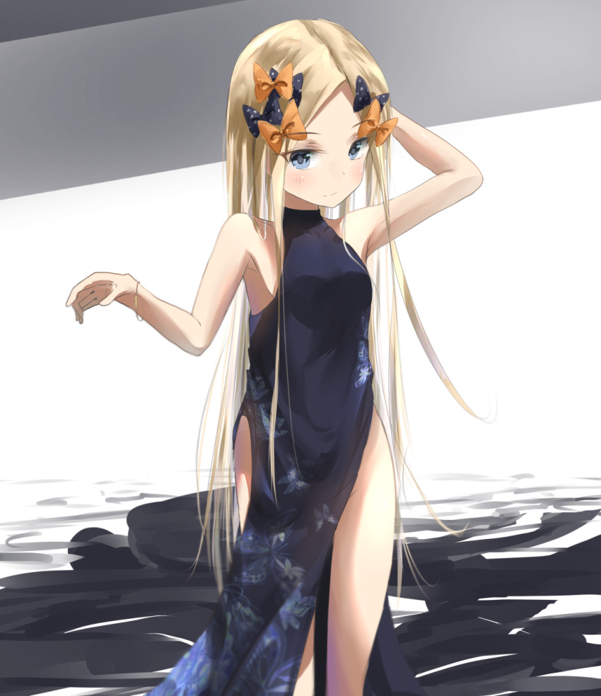 1girl abigail_williams_(fate/grand_order) alternate_costume arm_up bangle bangs bare_arms bare_shoulders black_bow black_dress blonde_hair blue_eyes blush bow bracelet closed_mouth covered_collarbone dress eyebrows_visible_through_hair fate/grand_order fate_(series) forehead hair_bow highres jewelry long_hair looking_at_viewer orange_bow parted_bangs polka_dot polka_dot_bow sakazakinchan sleeveless sleeveless_dress solo standing very_long_hair
