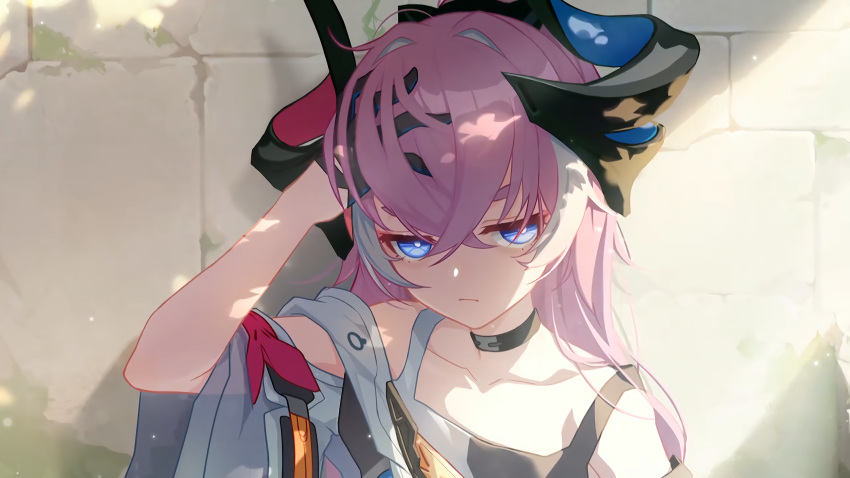 1065587906 1girl arm_up bare_shoulders black_choker black_gloves blue_eyes choker closed_mouth collarbone crack cracked_wall gloves hair_between_eyes highres honkai_(series) honkai_impact_3rd horns moss multicolored multicolored_hair off_shoulder outdoors pink_hair solo streaked_hair upper_body white_hair