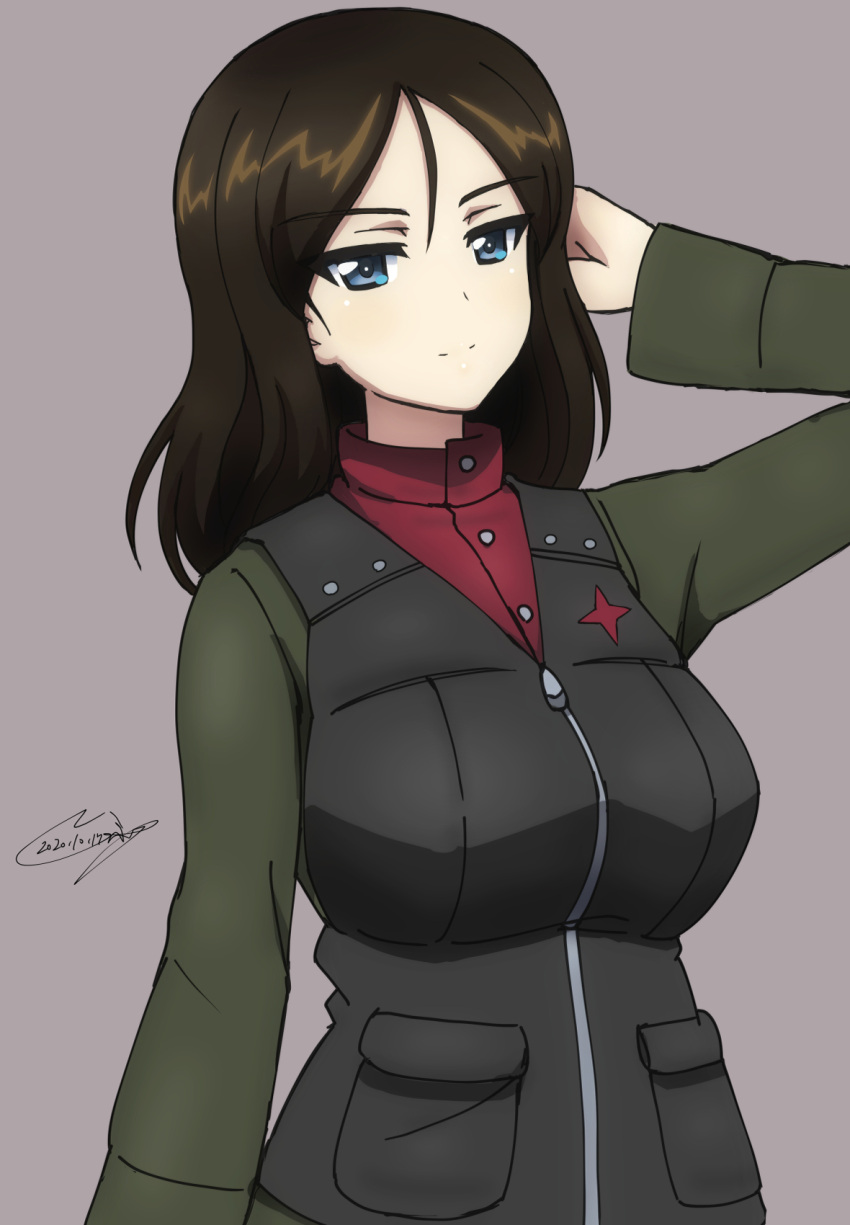 1girl artist_name bangs black_hair black_vest blue_eyes bukkuri closed_mouth commentary dated girls_und_panzer green_jacket grey_background hand_in_hair highres insignia jacket long_hair long_sleeves looking_at_viewer military military_uniform nonna_(girls_und_panzer) pravda_military_uniform red_shirt shirt signature simple_background smile solo swept_bangs turtleneck uniform upper_body vest zipper