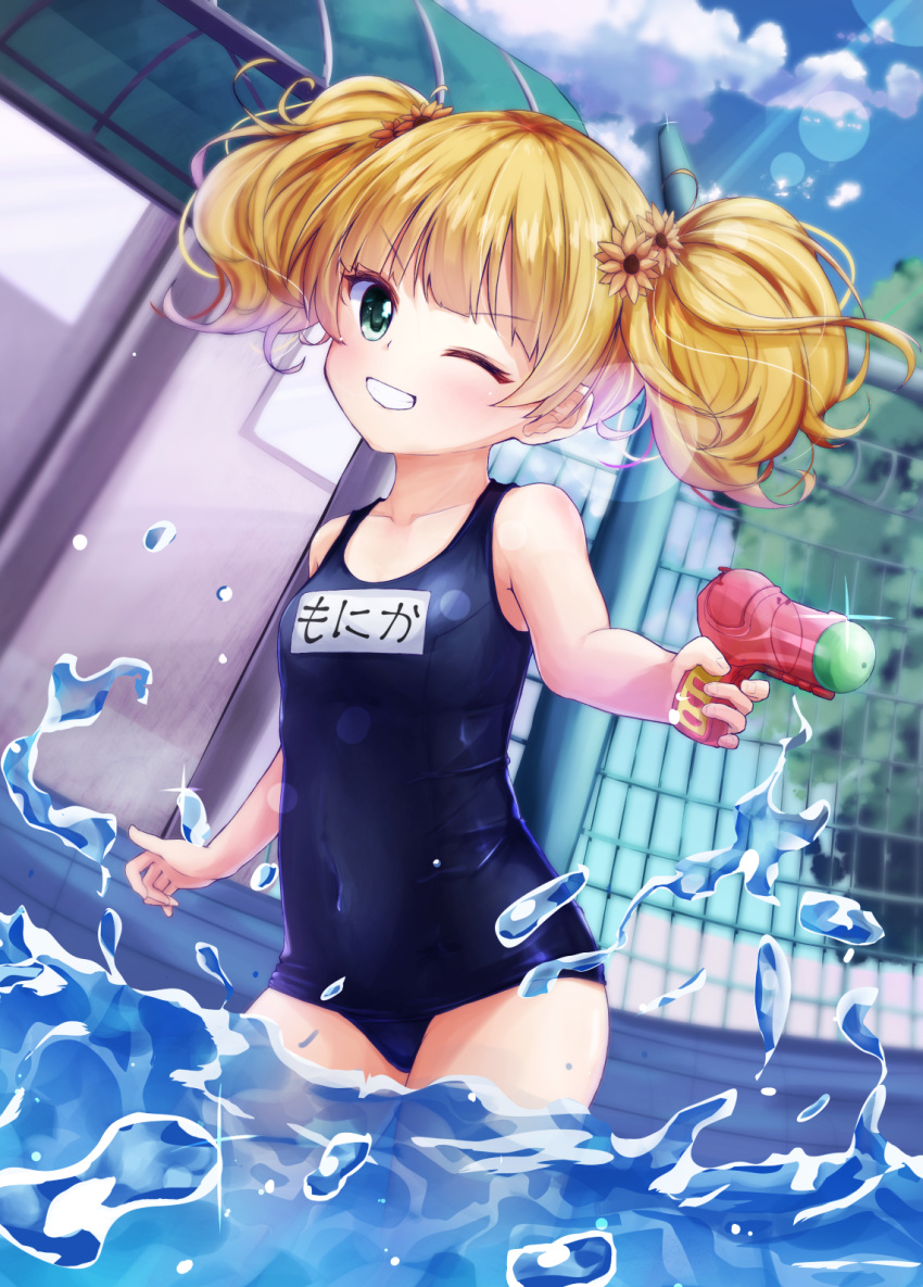1girl blonde_hair breasts flat_chest flower green_eyes grin hair_flower hair_ornament highres looking_at_viewer medium_hair monika_weisswind name_tag one_eye_closed pool princess_connect! princess_connect!_re:dive school_swimsuit set_(vrkdgus1) small_breasts smile solo standing swimsuit thighs twintails water_gun