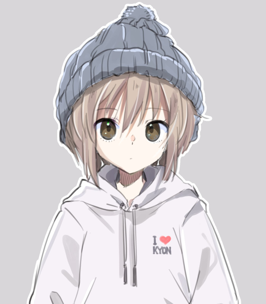 1girl beanie blue_headwear brown_hair closed_mouth clothes_writing english_text green_eyes grey_background grey_hoodie hat highres hood hood_down hoodie i_heart... looking_at_viewer nagato_yuki nanabuluku outline revision short_hair simple_background solo suzumiya_haruhi_no_yuuutsu upper_body white_outline