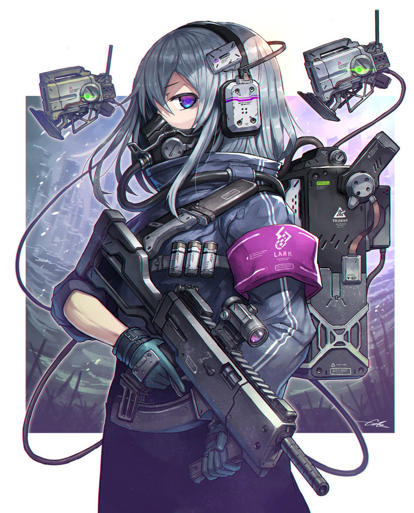 1girl armband backpack bag bangs blue_gloves border commentary_request cowboy_shot gas_mask gia gloves grey_hair gun headset highres holding holding_gun holding_weapon looking_at_viewer mask medium_hair mouth_mask multicolored multicolored_eyes original outside_border profile robot solo trigger_discipline violet_eyes weapon white_border