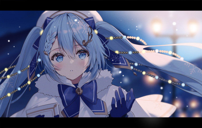 1girl backlighting beret blue_gloves blue_neckwear blurry blurry_background blush book braid capelet christmas_lights commentary eighth_note expressionless fur-trimmed_capelet fur_trim gloves hair_ornament hair_ribbon hairclip hand_up hat hatsune_miku lamppost light_blue_eyes light_blue_hair long_hair looking_at_viewer mountain mountainous_horizon musical_note necomi night outdoors parted_lips portrait ribbon snowflake_print snowing solo treble_clef twintails vocaloid white_capelet white_headwear yuki_miku yuki_miku_(2021)