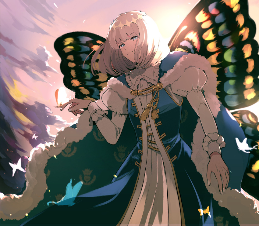 1boy backlighting bangs blonde_hair blue_cape blue_coat blue_eyes bug butterfly butterfly_on_finger butterfly_wings cape clouds coat commentary_request crown eyebrows_visible_through_hair fate/grand_order fate_(series) fur-trimmed_cape fur_trim gold_trim highres insect insect_on_finger long_sleeves looking_at_viewer male_focus oberon_(fate) outdoors pink_sky robe shinoda_mugi short_hair smile solo tassel twilight white_robe wings