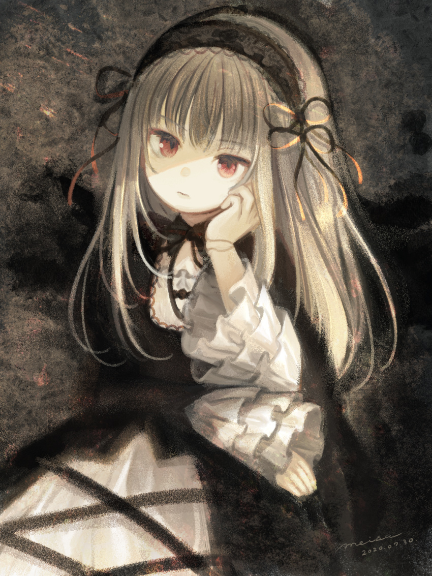 1girl 3: bangs black_dress black_hairband black_neckwear black_ribbon closed_mouth cross-laced_clothes dark_background dated doll_joints dress elbow_rest expressionless eyebrows_visible_through_hair frilled_sleeves frills gothic_lolita grey_hair hairband hand_up head_rest head_tilt highres joints lolita_fashion lolita_hairband long_hair long_sleeves looking_at_viewer meisa_work red_eyes ribbon rozen_maiden signature solo suigintou