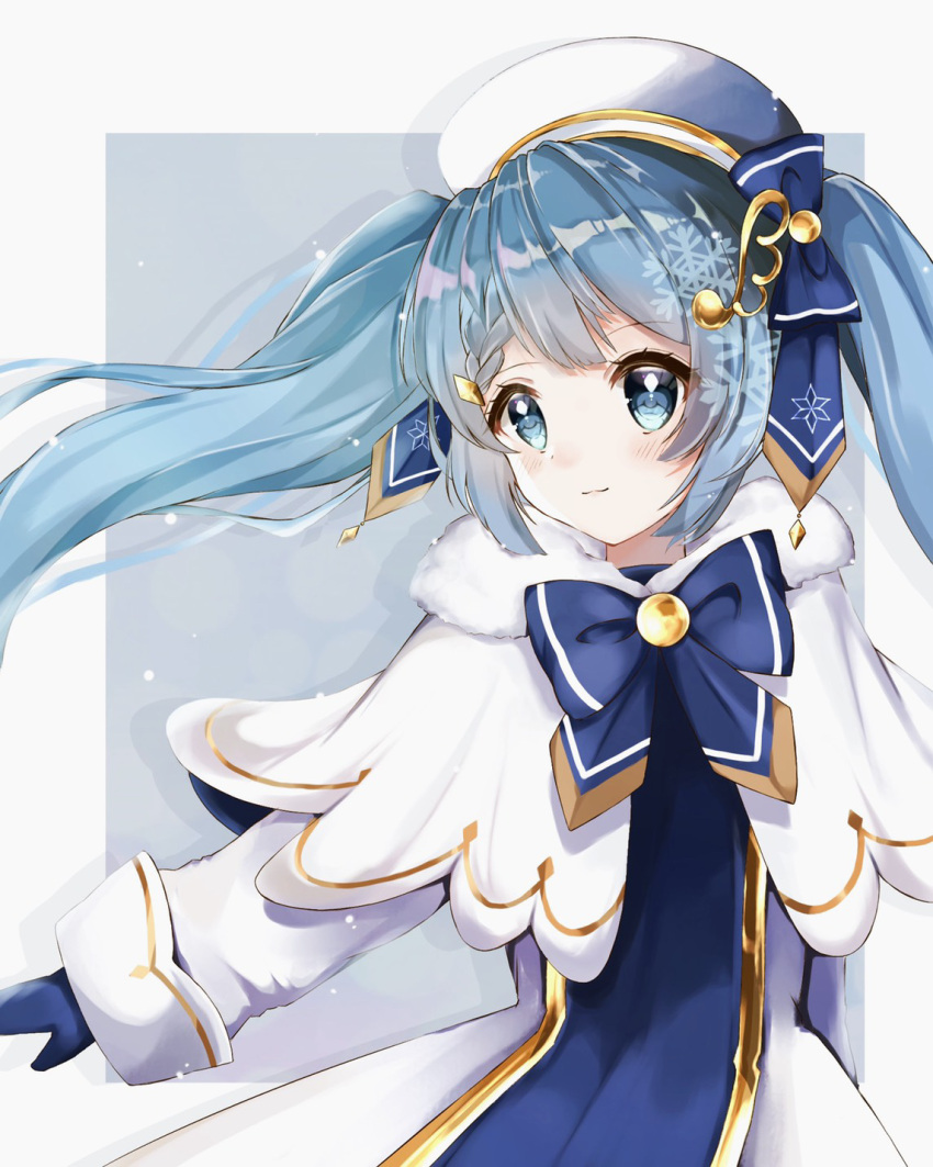 1girl beret blue_bow blue_mittens blue_neckwear blue_tabard bow bowtie braid capelet commentary dress fur-trimmed_capelet fur_trim gold_trim hair_bow hair_ornament hairclip hat hatsune_miku highres light_blue_eyes light_blue_hair light_smile long_hair looking_at_viewer musical_note_hair_ornament snowflake_print snowflakes solo tabard twintails upper_body very_long_hair vocaloid white_capelet white_dress white_headwear yuki_miku yuki_miku_(2021) yuki_no_42