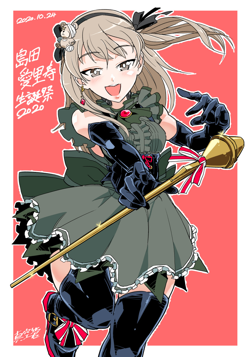 1girl :d absurdres artist_name ascot bangs bear_hair_ornament birthday black_footwear black_gloves black_legwear black_neckwear black_ribbon boko_(girls_und_panzer) boots bright_pupils brooch center_frills character_name collar commentary_request cowboy_shot dated dress earrings elbow_gloves eyebrows_visible_through_hair frilled_collar frilled_dress frills girls_und_panzer gloves grey_dress hair_ornament hair_ribbon high_collar highres holding holding_weapon jewelry leg_up light_brown_eyes light_brown_hair long_hair looking_at_viewer one_side_up open_mouth outline panzerfaust partial_commentary red_background red_ribbon ribbon shimada_arisu shinkuukan_(tetsuo3) signature single_horizontal_stripe sleeveless sleeveless_dress smile solo sparkle standing standing_on_one_leg thigh-highs translated underbust weapon white_outline white_pupils