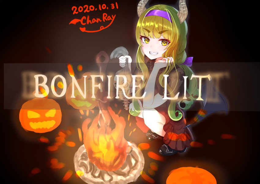1girl black_footwear bonfire_(dark_souls) bow chanraykotomine commentary_request dark_souls dated dress english_text eyebrows_visible_through_hair fire green_eyes green_hair hair_bow halloween headband highres holding holding_skull horns jack-o'-lantern long_hair looking_at_viewer original osanai_(shashaki) planted_sword planted_weapon pumpkin shoe_bow shoes sidelocks signature skull smile souls_(from_software) squatting sword weapon wings
