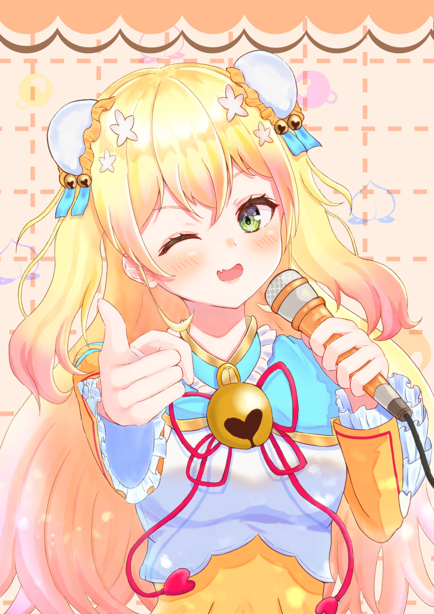1girl absurdres blonde_hair blush fang fue_(lars0713) green_eyes highres holding holding_microphone hololive long_hair microphone momosuzu_nene music one_eye_closed open_mouth pointing pointing_at_viewer singing solo two_side_up virtual_youtuber