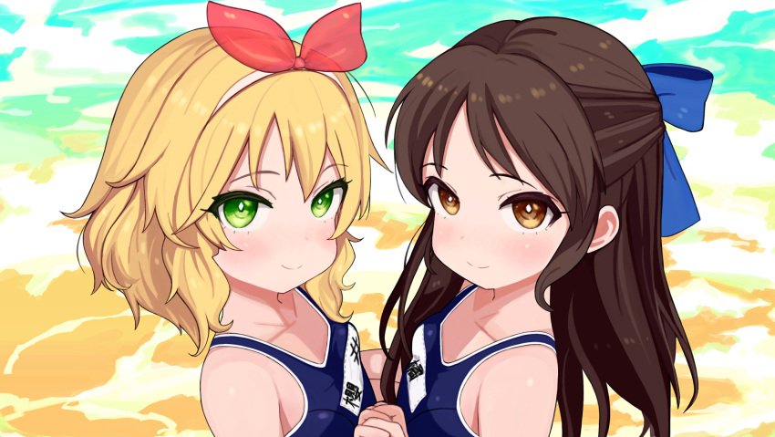 2girls bangs bare_shoulders blonde_hair blue_bow blue_swimsuit blush bow breasts brown_eyes brown_hair closed_mouth collarbone commentary_request day eyebrows_visible_through_hair green_eyes hair_bow hair_ribbon hairband hand_up highres holding_hands idolmaster idolmaster_cinderella_girls interlocked_fingers long_hair looking_at_viewer looking_to_the_side multiple_girls name_tag one-piece_swimsuit outdoors red_ribbon ribbon rose_neru sakurai_momoka sand school_swimsuit small_breasts smile swimsuit tachibana_arisu upper_body water white_hairband